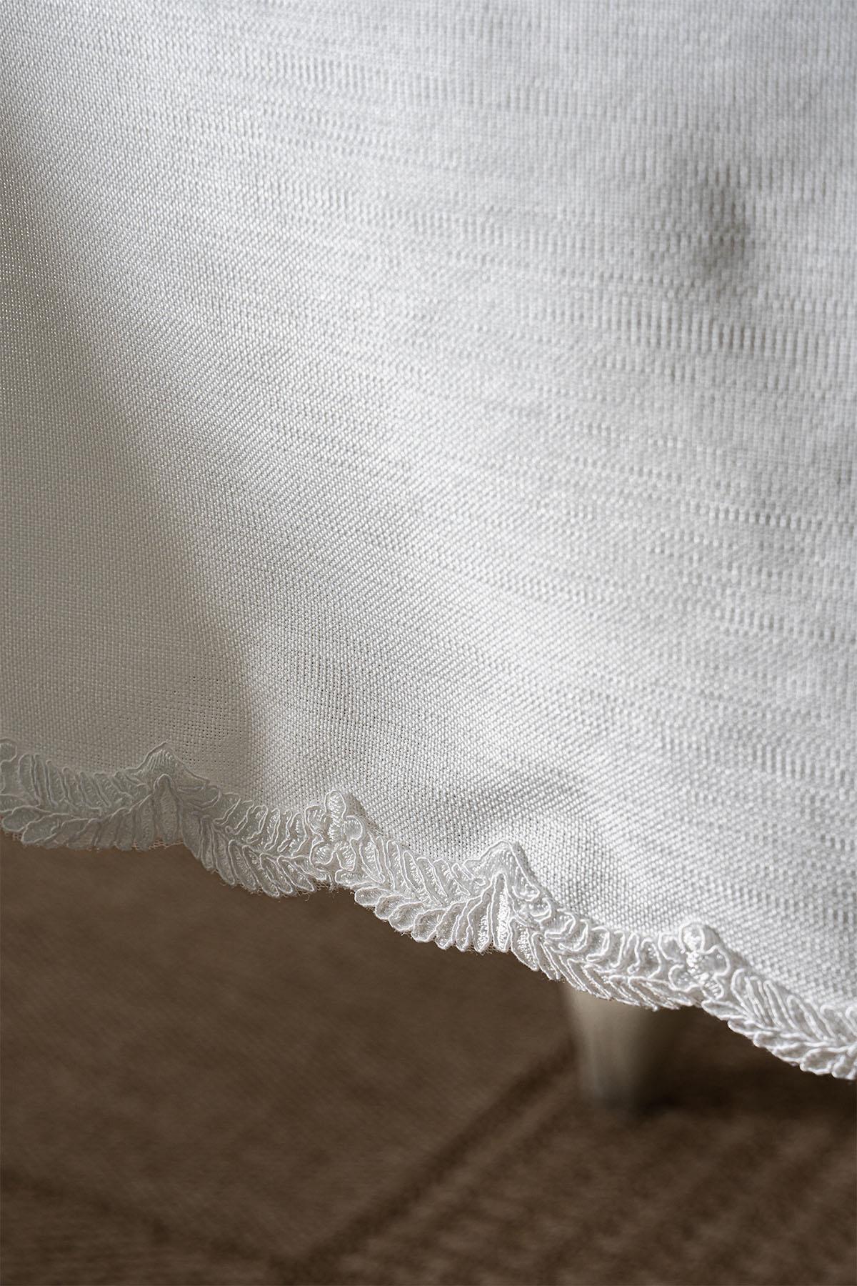 Elegante Embroidered Stain-Resistant, Easy-to-Care Tablecloth (160 x 260 cm)