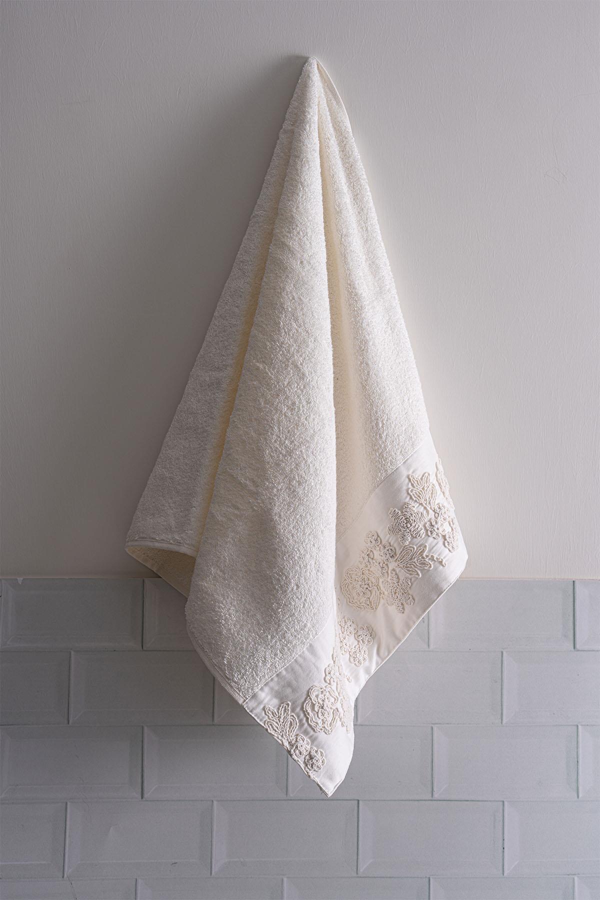 Madeira 3D Knitted Flower Embroidered Hand Towel (30 x 50 cm)