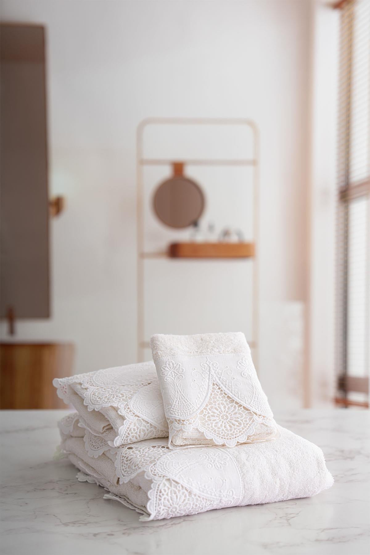 Emma Lace Bath Towel (90 x 150 cm)