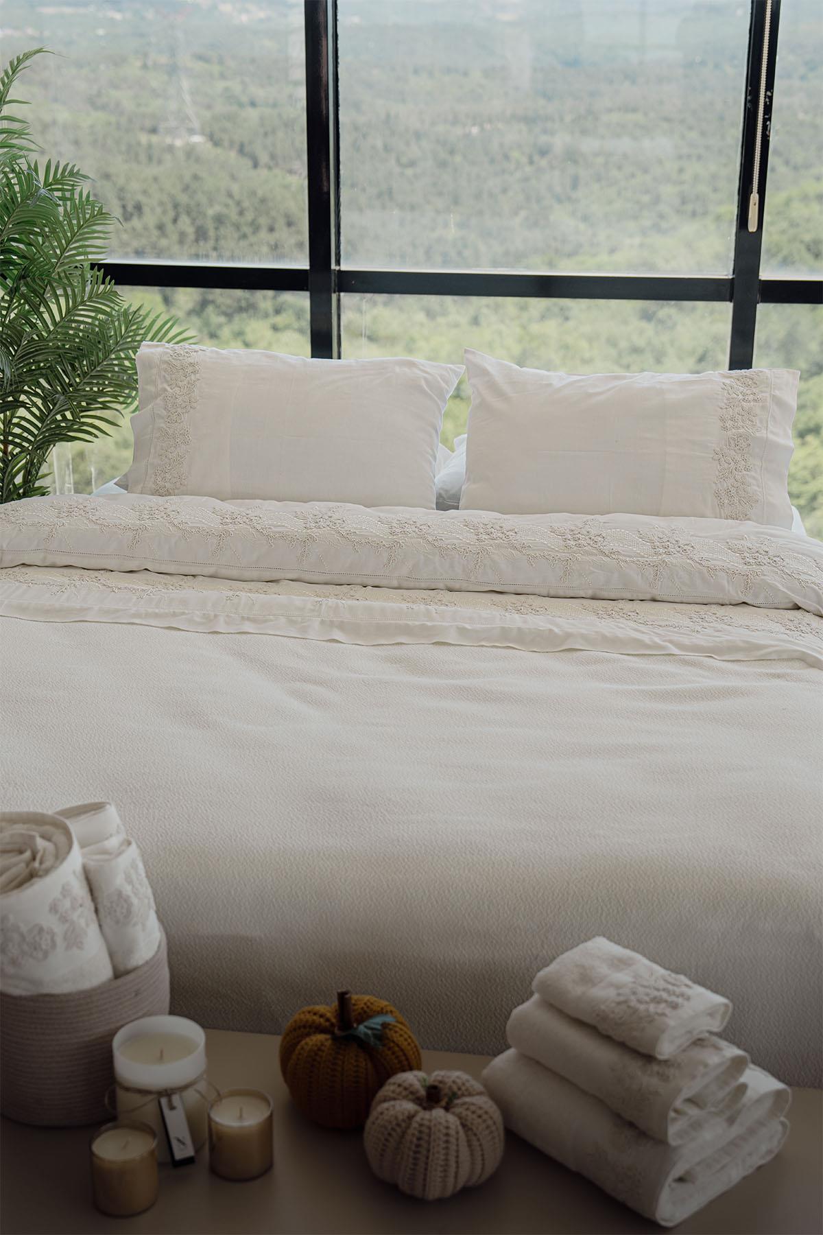 Madeira 3D Knitted Flower Embroidered Super King Size 7-Piece Duvet Cover + Quilt Set